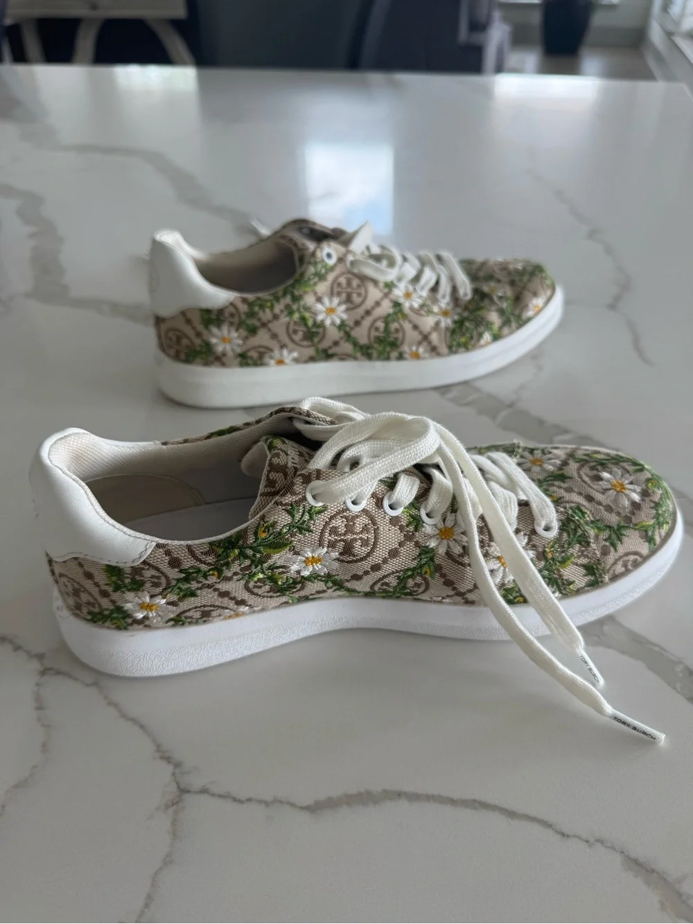 Tory Burch Howell T Monogram Daisy Embroidered Sneakers Size 7